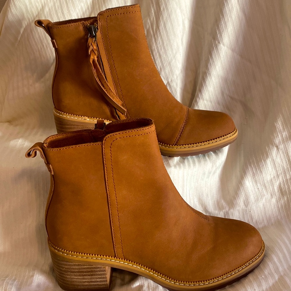 Toms Women’s Chelsea Ankle Boot Size 6. Never worn.